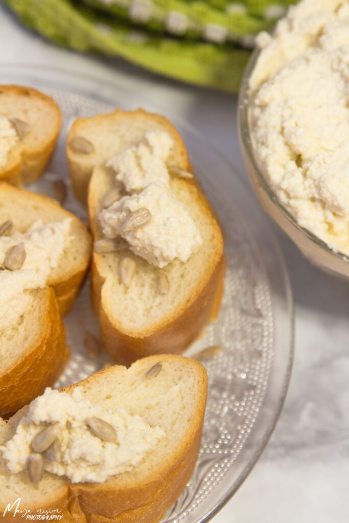 גבינת קשיו ושקדים