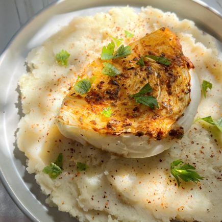 סטייק כרוב על מצע פירה קרמי פרווה